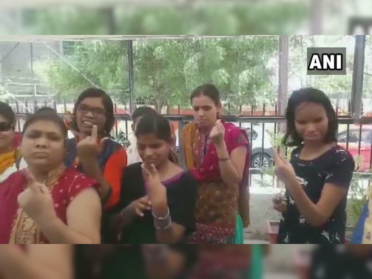 मध्य प्रदेशः इंदौर में एक साथ 37 दृष्टिहीन महिलाओं ने किया मतदान, देश को दिया यह संदेश