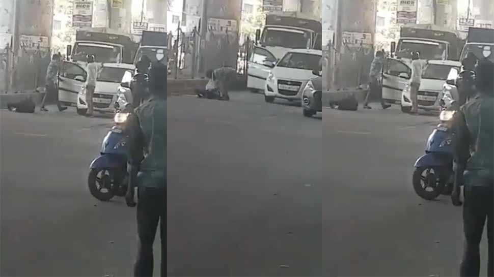 VIDEO: दिल्ली की चहल-पहल वाली सड़क, बदमाश आए और ताबड़तोड़ करने लगे फायरिंग
