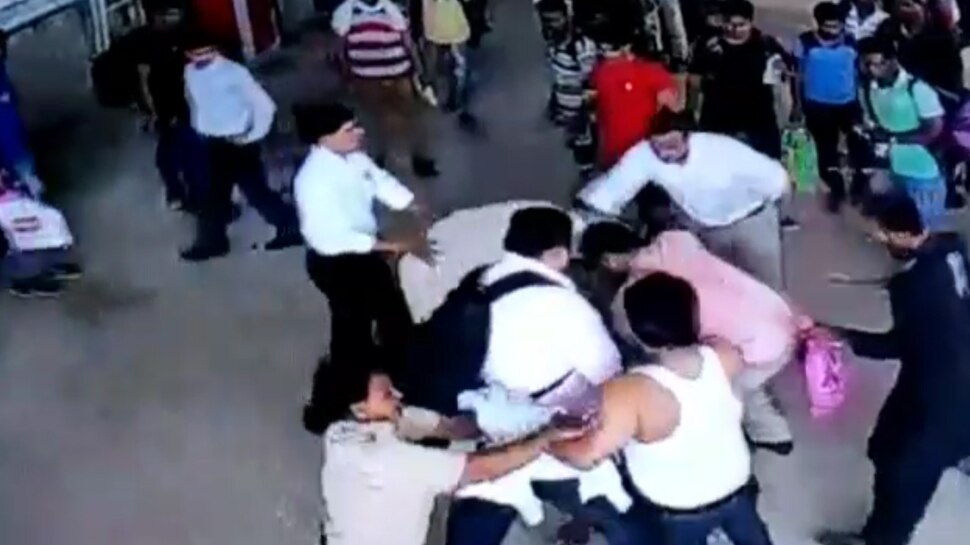 Video: रेलवे स्टेशन में नो पार्किंग में बाइक पार्क करने लगा युवक, मना करने पर रेलवे कर्मचारी की कर दी पिटाई