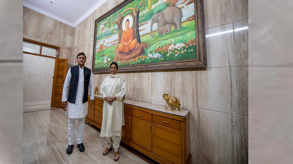 एग्जिट पोल के बाद मायावती से मिले अखिलेश, कहा- 'अब अगले कदम की तैयारी' एग्जिट पोल के बाद मायावती से मिले अखिलेश, कहा- 'अब अगले कदम की तैयारी'