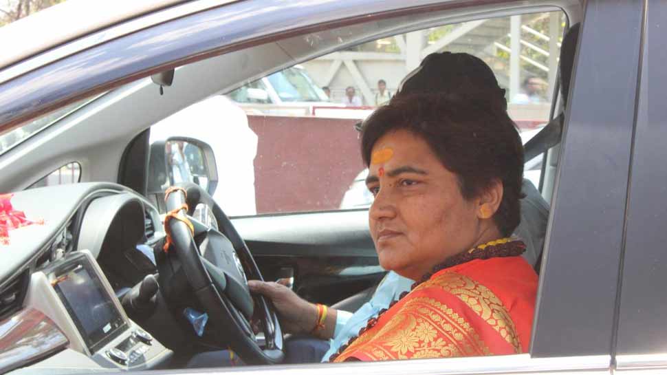 हाल ही में साध्वी प्रज्ञा फिर खबरों में तब आयीं जब उन्होंने महात्मा गांधी के हत्यारे नाथूराम गोडसे को देशभक्त बताया. हाल ही में साध्वी प्रज्ञा फिर खबरों में तब आयीं जब उन्होंने महात्मा गांधी के हत्यारे नाथूराम गोडसे को देशभक्त बताया.