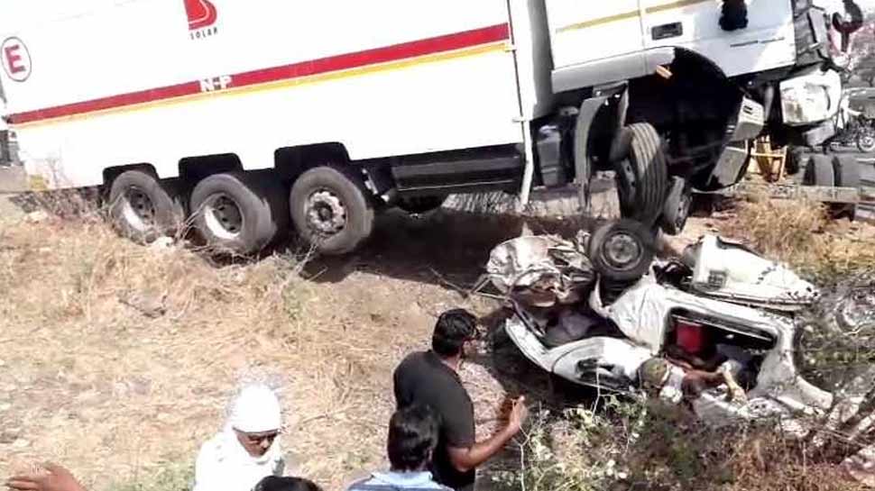 यह टक्कर इतनी भयानक थी कि टेम्पो पूरी तरह से ट्रक के नीचे आ गया. ट्रक को हटाने के लिए जेसीबी की मदद लेनी पड़ी है. यह टक्कर इतनी भयानक थी कि टेम्पो पूरी तरह से ट्रक के नीचे आ गया. ट्रक को हटाने के लिए जेसीबी की मदद लेनी पड़ी है.