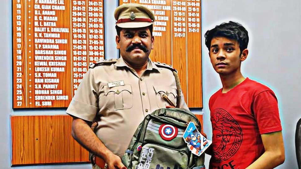 गरीब छात्र ने 10वीं में हासिल किए 70% अंक, दिल्ली पुलिस के SHO उठाएंगे पढ़ाई का खर्चा गरीब छात्र ने 10वीं में हासिल किए 70% अंक, दिल्ली पुलिस के SHO उठाएंगे पढ़ाई का खर्चा