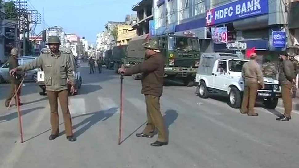 जम्मू: हिंसा प्रभावित भद्रवाह से दिन का कर्फ्यू हटाया गया, बातचीत का दौर जारी जम्मू: हिंसा प्रभावित भद्रवाह से दिन का कर्फ्यू हटाया गया, बातचीत का दौर जारी