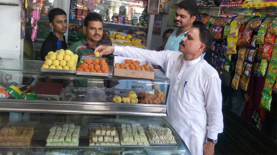 मुंबई में क्यों हो रही है मिठाइयों की कमी, गायब हो रहे है गेंदे के फूल, जानें क्या है मामला मुंबई में क्यों हो रही है मिठाइयों की कमी, गायब हो रहे है गेंदे के फूल, जानें क्या है मामला