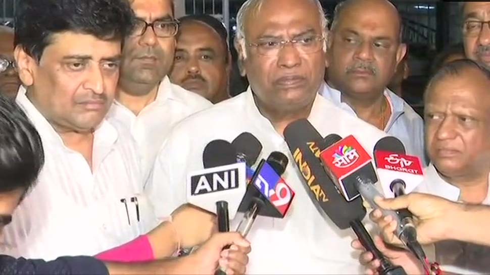 तीसरे मोर्चे के सवाल पर कांग्रेस ने साधी चुप्पी, मल्लिकार्जुन खड़गे बोले- हम ही फर्स्ट फ्रंट तीसरे मोर्चे के सवाल पर कांग्रेस ने साधी चुप्पी, मल्लिकार्जुन खड़गे बोले- हम ही फर्स्ट फ्रंट