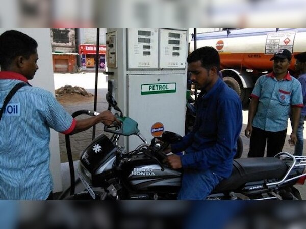 लगातार दूसरे दिन महंगा हुआ पेट्रोल-डीजल, ये रहा आज का भाव