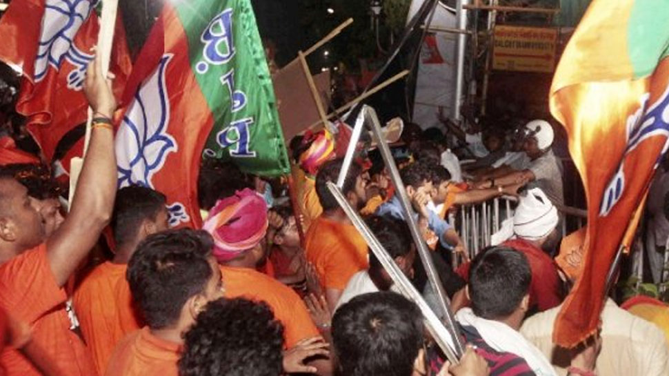 पश्चिम बंगाल: कूच बिहार में TMC-बीजेपी कार्यकर्ताओं में झड़प, दुकान में लगाई आग पश्चिम बंगाल: कूच बिहार में TMC-बीजेपी कार्यकर्ताओं में झड़प, दुकान में लगाई आग