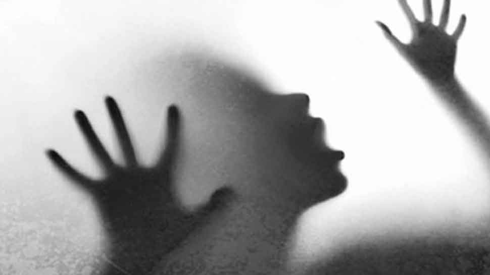 टीचर अश्लील वीडियो दिखाकर करता था छात्रा का यौन उत्पीड़न, जब माता-पिता को पता चला तो...