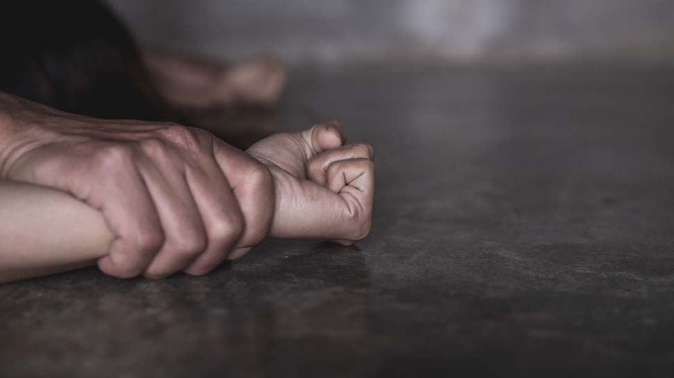 बागपत: युवक ने फेसबुक पर झूठी आईडी बनाकर महिला से की दोस्ती, फिर किया रेप बागपत: युवक ने फेसबुक पर झूठी आईडी बनाकर महिला से की दोस्ती, फिर किया रेप