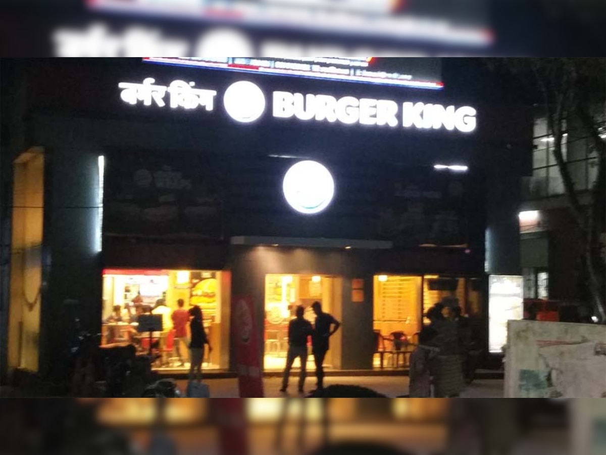 पुणे: बर्गर में थे कांच के टुकड़े, खाते ही खून से भर गया ग्राहक का मुंह