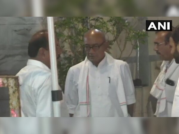 स्ट्रांग रूम की सुरक्षा को लेकर दोनों पार्टियों के समर्थकों के साथ प्रत्याशी भी फिक्रमंद हैं.