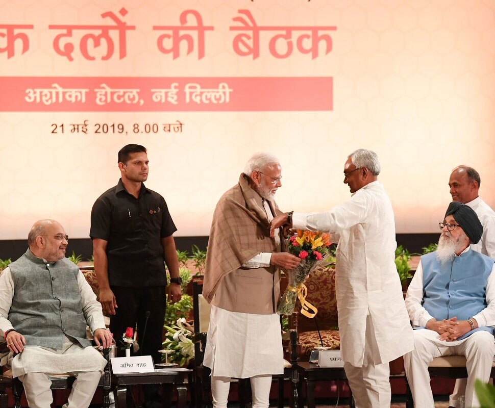 नीतीश से की गर्मजोशी से मुलाकात A warm meeting with Nitish
