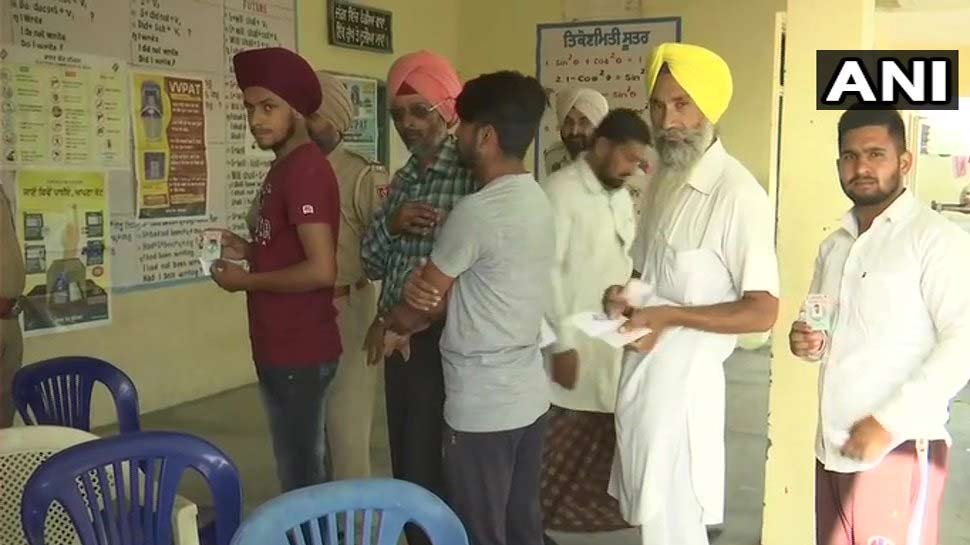 LIVE: कोलकाता और अमृतसर के एक-एक पोलिंग बूथ पर पुनर्मतदान जारी