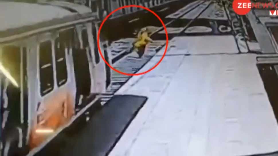 VIDEO: मजबूर मां ने जो किया उसे देख कलेजा मुंह को आ जाएगा, कुदरत ने उससे बड़ा किया करिश्मा