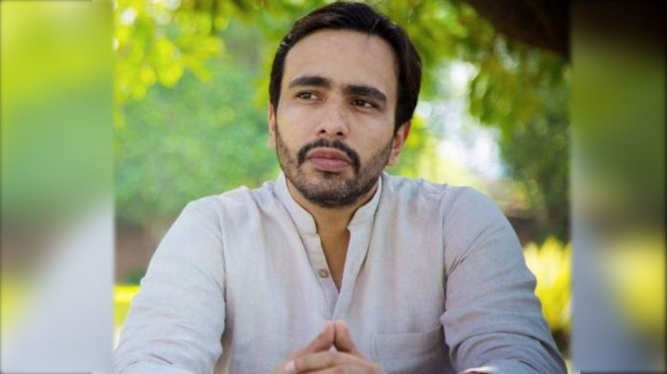 साल 1978 में जन्मे जयंत चौधरी ने भी अपने पिता अजित सिंह की तरह विदेश में पढ़ाई की है. साल 1978 में जन्मे जयंत चौधरी ने भी अपने पिता अजित सिंह की तरह विदेश में पढ़ाई की है.