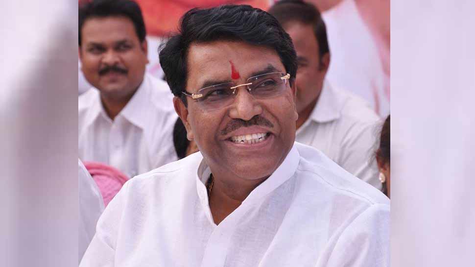 जयदत्त क्षीरसागर पिछले कई दिने से पार्टी के नेता और विधान परिषद के विपक्ष नेता धनंजय मुंडे से नाराज चल रहे थे. जयदत्त क्षीरसागर पिछले कई दिने से पार्टी के नेता और विधान परिषद के विपक्ष नेता धनंजय मुंडे से नाराज चल रहे थे.