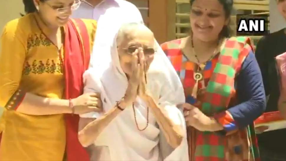 बेटे को जीतता देख खुश हुईं PM मोदी की मां, हाथ जोड़कर किया अभिवादन