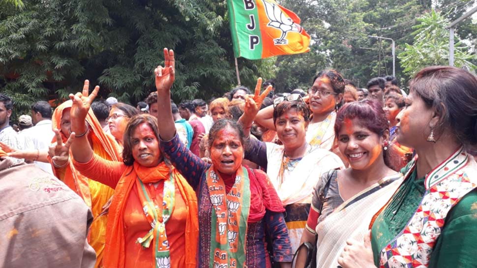 लोकसभा चुनाव नतीजे 2019: बंगाल में भी मोदी लहर, BJP 19, तृणमूल 22 सीटों पर आगे