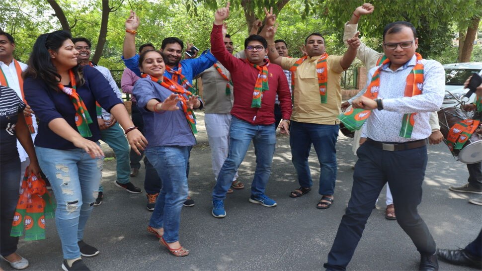 ढ़ोल-नगाड़ों की थाप पर मन रहा बीजेपी की जीत का जश्न, आईटी सेल ने ऐसे जाहिर की खुशी