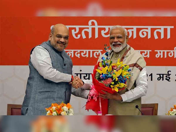 नरेंद्र मोदी 2014 में 282 सीटों पर जीत के साथ अपना पहला आम चुनाव पूर्ण बहुमत के साथ जीतने में सफल रहे.