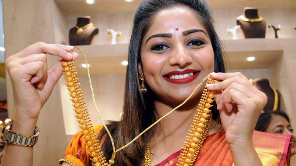 एकतरफा चुनावी नतीजें से भी नहीं बढ़ी सोने की चमक, चांदी में बड़ी गिरावट एकतरफा चुनावी नतीजें से भी नहीं बढ़ी सोने की चमक, चांदी में बड़ी गिरावट