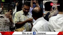 Video: मुंबईकरों ने लोकल में बांटी मिठाई, ऐसे मनाया BJP की जीत का जश्न