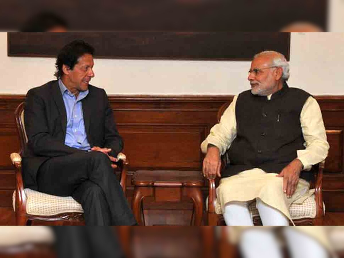 पीएम नरेंद्र मोदी के साथ पाकिस्‍तान के प्रधानमंत्री इमरान खान. (फाइल फोटो) 