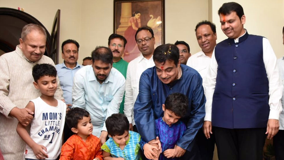 भाजपा...शिवसेना गठबंधन राज्य की 48 लोकसभा सीटों में से 41 पर आगे है. भाजपा...शिवसेना गठबंधन राज्य की 48 लोकसभा सीटों में से 41 पर आगे है.