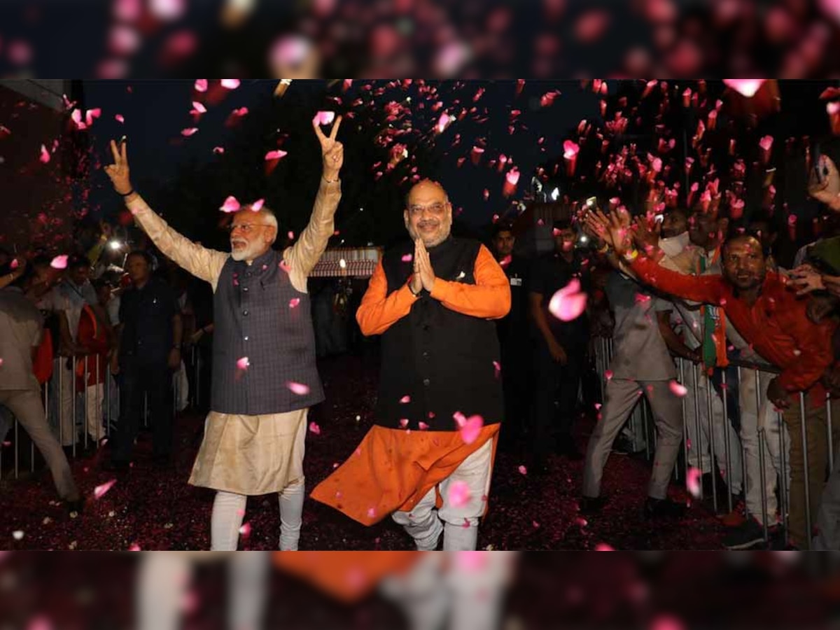 लोकसभा चुनाव में जीत के बाद पीएम नरेंद्र मोदी और बीजपी अध्यक्ष अमित शाह ने पार्टी के मुख्यालय में कार्यकर्ताओं का अभिवादन स्वीकार किया. (फोटो- ट्विटर-बीजेपी)