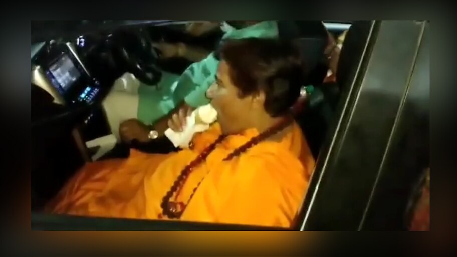 नतीजों के बाद भोपाल के न्यू मार्केट पहुंचीं साध्वी प्रज्ञा, आईसक्रीम खाकर जीत को किया सेलिब्रेट