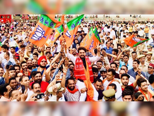 हमीरपुर सीट से बीजेपी के अनुराग ठाकुर ने कांग्रेस के राम लाल ठाकुर को हराया. (फोटो साभार @ianuragthakur)