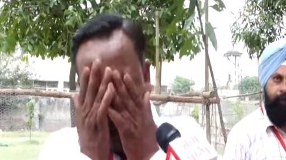 नतीजों के ऐलान के बाद फूट-फूटकर रोया उम्मीदवार, बोला 'कुल 5 वोट मिले, फैमिली में ही 9 लोग हैं' नतीजों के ऐलान के बाद फूट-फूटकर रोया उम्मीदवार, बोला 'कुल 5 वोट मिले, फैमिली में ही 9 लोग हैं'