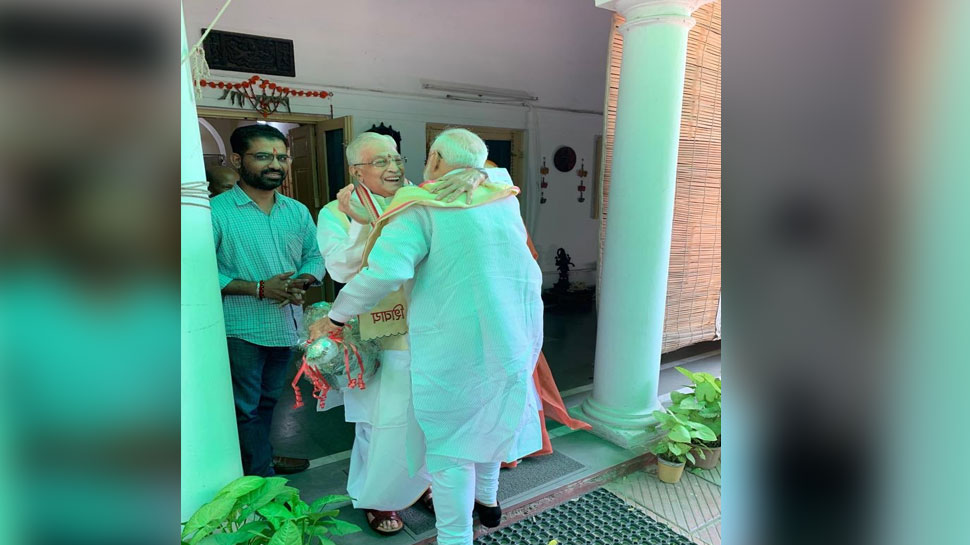 आडवाणी के बाद मुरली मनोहर से मिले PM मोदी, 'मुस्कुराए और गले लगाकर किया स्वागत' आडवाणी के बाद मुरली मनोहर से मिले PM मोदी, 'मुस्कुराए और गले लगाकर किया स्वागत'