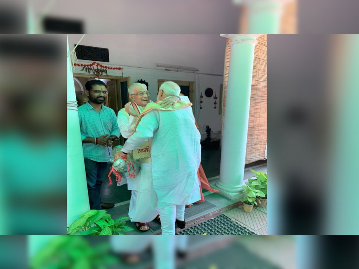 आडवाणी के बाद मुरली मनोहर से मिले PM मोदी, 'मुस्कुराए और गले लगाकर किया स्‍वागत'