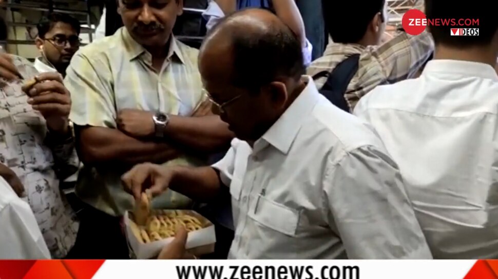 Video: PM मोदी की जीत से मुंबई के लोगों में खुशी का माहौल, लोकल ट्रेन में बांटी मिठाई