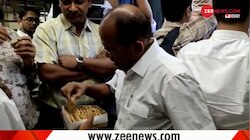 Video: PM मोदी की जीत से मुंबईकरों में खुशी का माहौल, लोकल ट्रेन में बांटी मिठाई