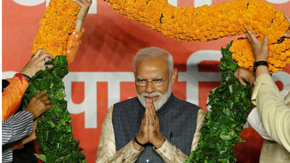 लोकसभा चुनाव परिणाम 2019 (Lok Sabha Elections Results 2019) आने के बाद भारतीय प्रधानमंत्री नरेंद्र मोदी को भाजपा मुख्यालय में भारतीय जनता पार्टी के नेताओं द्वारा माला पहनाई गई. (फोटो- रॉयटर्स) लोकसभा चुनाव परिणाम 2019 (Lok Sabha Elections Results 2019) आने के बाद भारतीय प्रधानमंत्री नरेंद्र मोदी को भाजपा मुख्यालय में भारतीय जनता पार्टी के नेताओं द्वारा माला पहनाई गई. (फोटो- रॉयटर्स)