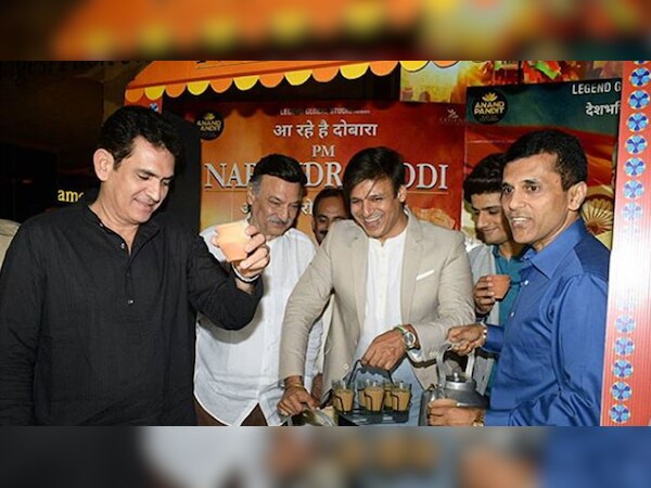  इस वीडियो में विवेक सबको बड़े प्यार से चाय पिलाते नजर आ रहे हैं, फोटो साभार: instagaram@vivekoberoi