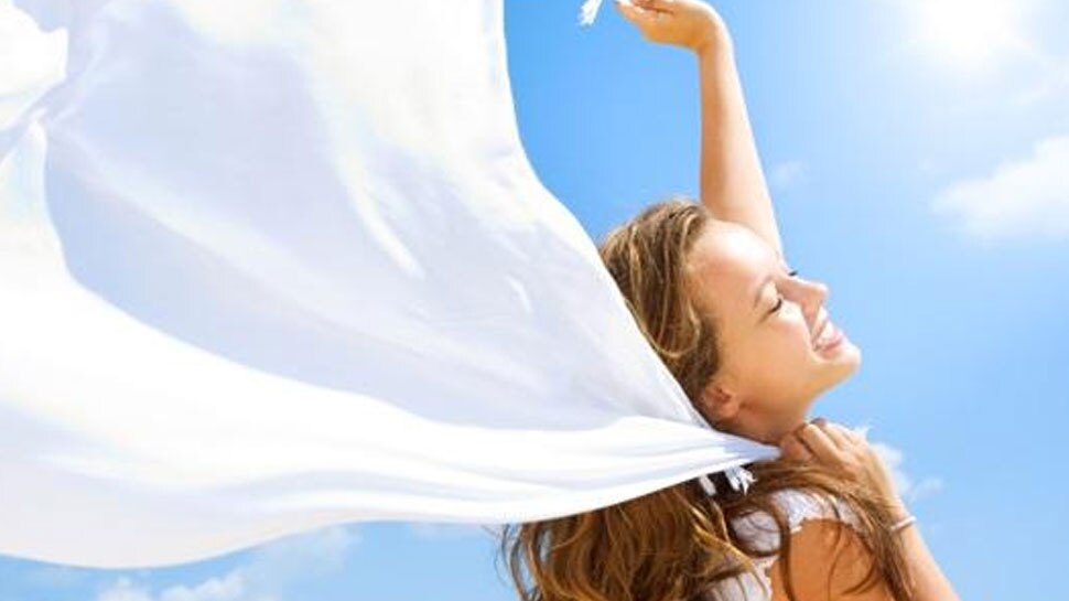 गर्मियों में चिपचिपे बालों से हो गए परेशान, तो आज ही फोलो करिए ये 5 TIPS
