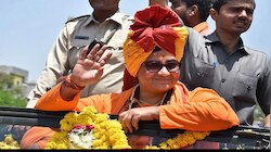 BJP ऑफिस पहुंचीं साध्वी प्रज्ञा, बोलीं- मुझे राष्ट्र के लिए राजनीति में आना पड़ा