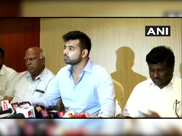 अपने दादा के लिए अपनी लोकसभा सीट छोड़ना चाहते हैं पूर्व PM देवगौड़ा के पोते प्रज्वल 