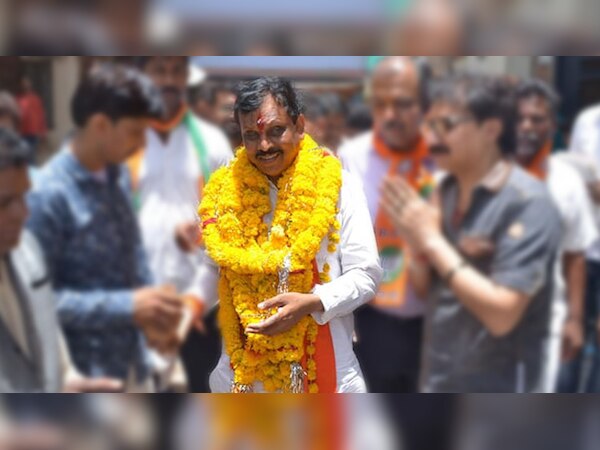 राजनीति में नए आए डामोर राज्य में महज छह महीने पहले हुए विधानसभा चुनावों में भूरिया के बेटे को भी मात दे चुके हैं. 