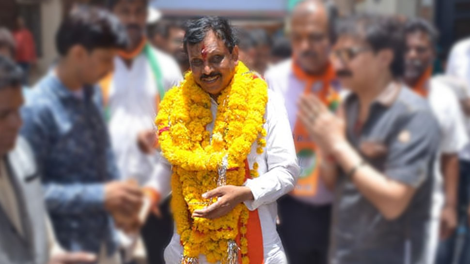 राजनीति में नए आए डामोर राज्य में महज छह महीने पहले हुए विधानसभा चुनावों में भूरिया के बेटे को भी मात दे चुके हैं. राजनीति में नए आए डामोर राज्य में महज छह महीने पहले हुए विधानसभा चुनावों में भूरिया के बेटे को भी मात दे चुके हैं.