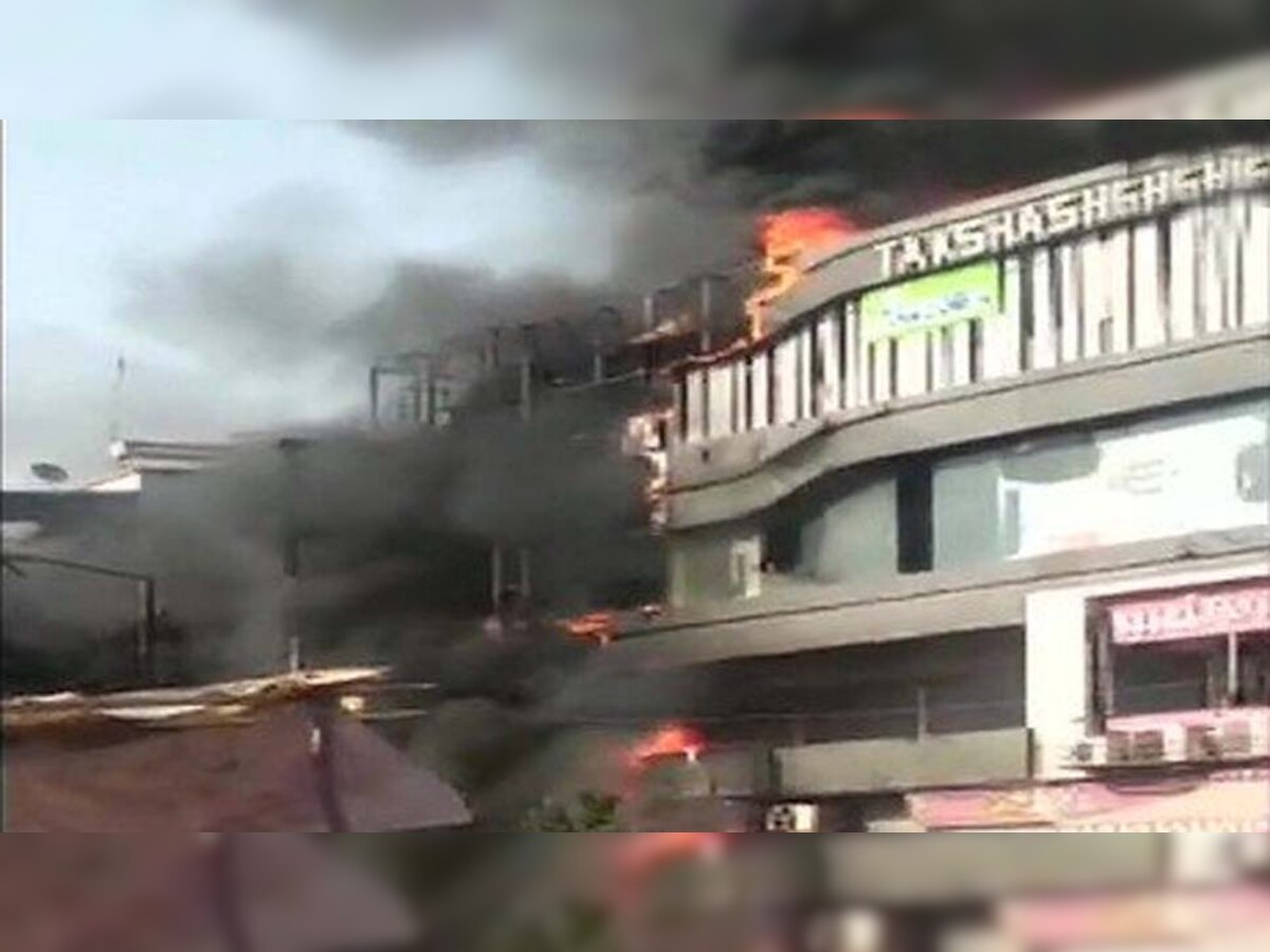 VIDEO: सूरत के कोचिंग सेंटर में लगी आग, जान बचाने के लिए इमारत से कूदे छात्र, 20 की मौत