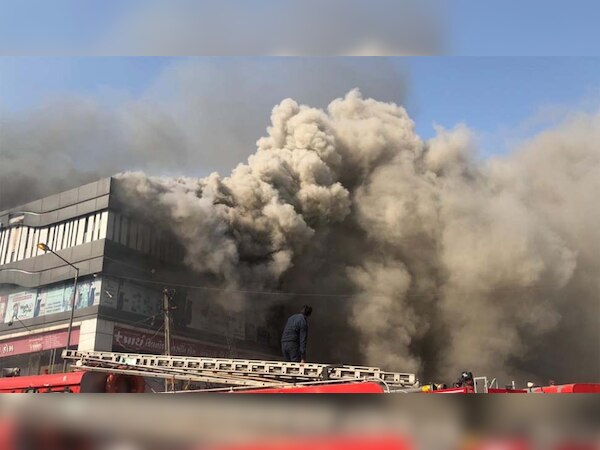 सूरत आग हादसा: अवैध रूप से चल रही थी क्‍लास, सीढ़‍ियां जलकर हुईं खाक तो चौथी मंजिल से लगाई छलांग