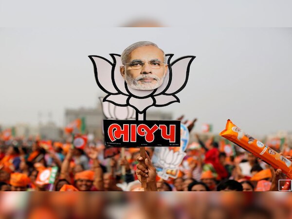 सुबह से ही मोदी फैन की दुकान पर लंबी लाइन लगी रही. (फोटो साभार: Reuters)