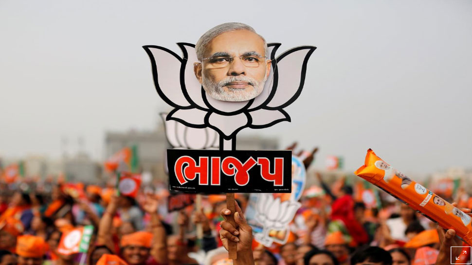 सुबह से ही मोदी फैन की दुकान पर लंबी लाइन लगी रही. (फोटो साभार: Reuters) सुबह से ही मोदी फैन की दुकान पर लंबी लाइन लगी रही. (फोटो साभार: Reuters)