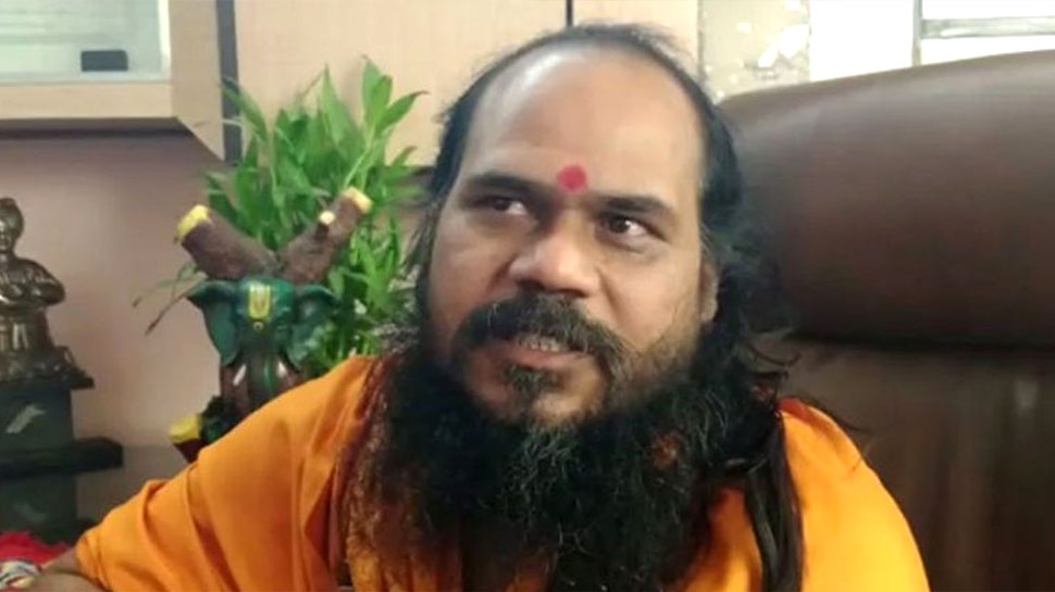 दिग्विजय के लिए 'मिर्ची यज्ञ' करने वाले संत पर गिरी गाज, निरंजनी अखाड़े ने दिखाया बाहर का रास्ता दिग्विजय के लिए 'मिर्ची यज्ञ' करने वाले संत पर गिरी गाज, निरंजनी अखाड़े ने दिखाया बाहर का रास्ता