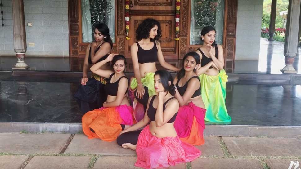 इंटरनेट पर कहर बरपा रही हैं ये लड़कियां, लाखों बार देखा जा चुका है VIDEO